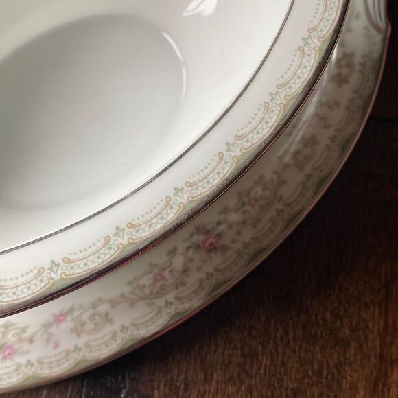 Noritake Edgewood China gravy boat
Vintage floral rose platinum trim attached un - Picture 6 of 8